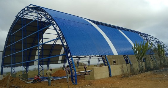 Telhado em arco com telha Galvalume (aluzinco) Termovale: a escolha inteligente para galpes, ginsios e fbricas