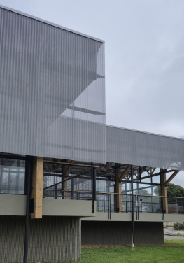 Fachadas modernas: o papel do vidro e da telha perfurada em composies com concreto, madeira e estruturas metlicas