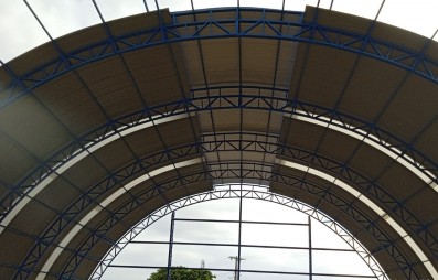 Telhado em arco com telha Galvalume (aluzinco) Termovale: a escolha inteligente para galpes, ginsios e fbricas