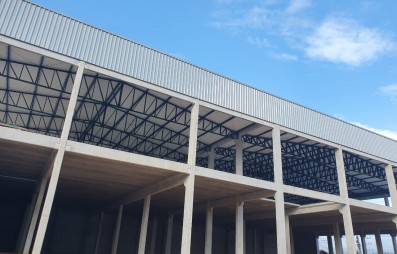 Telhas galvalume (aluzinco): versatilidade e desempenho em galpes de diversas atividades