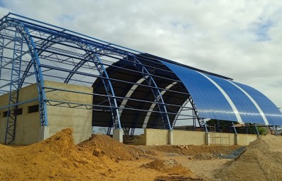 Telhado em arco com telha Galvalume (aluzinco) Termovale: a escolha inteligente para galpes, ginsios e fbricas